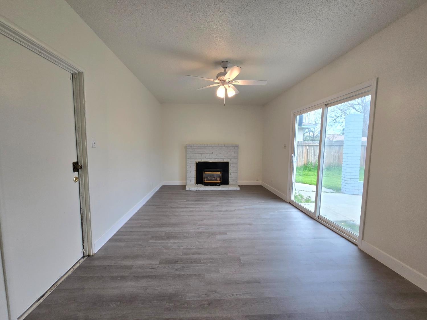 424 West Rialto Avenue Clovis, CA 93612 - Photo 8 of 21 Great Room 1 of 2 photos