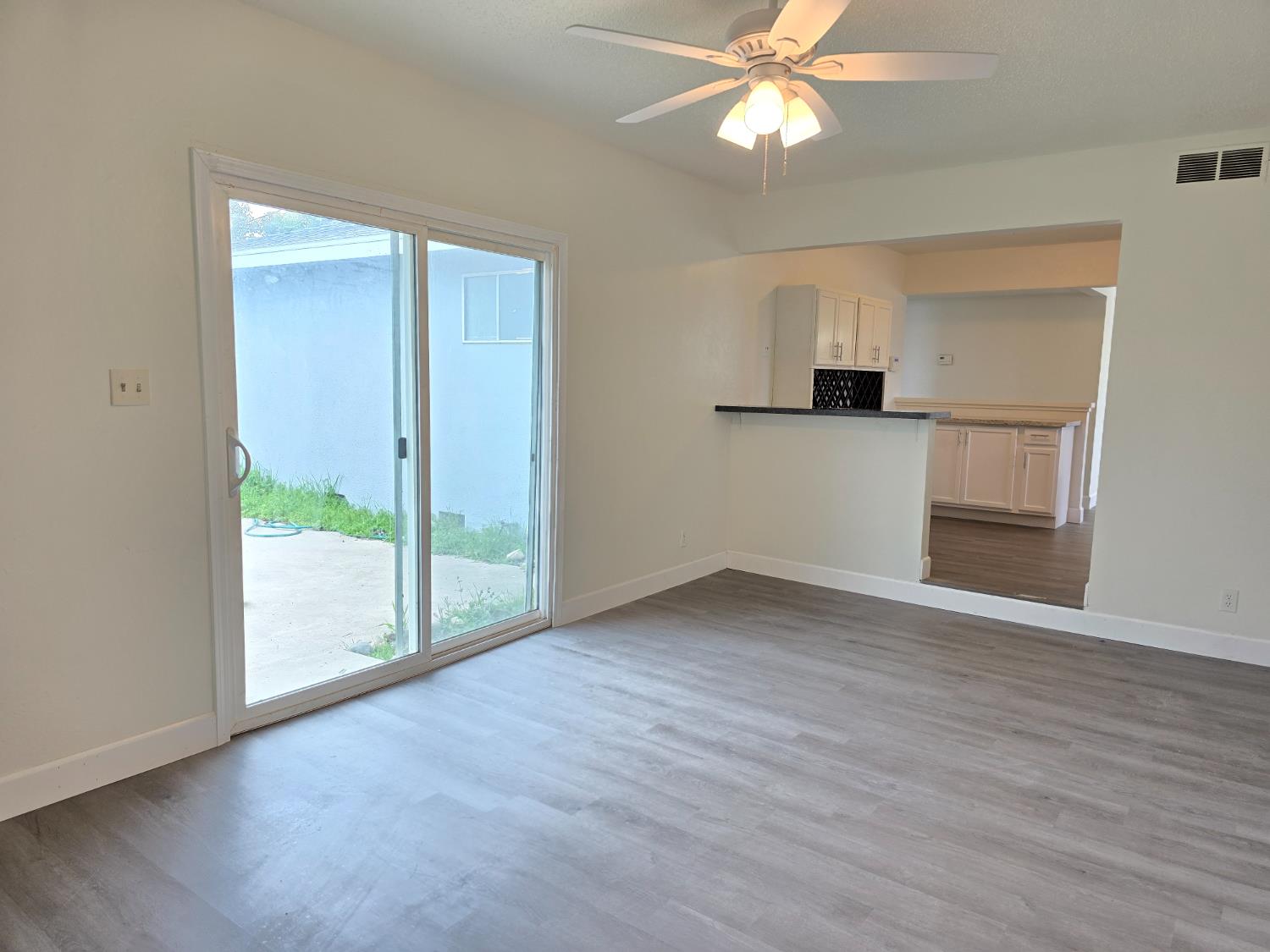 424 West Rialto Avenue Clovis, CA 93612 - Photo 9 of 21 Great Room 2 of 2 photos