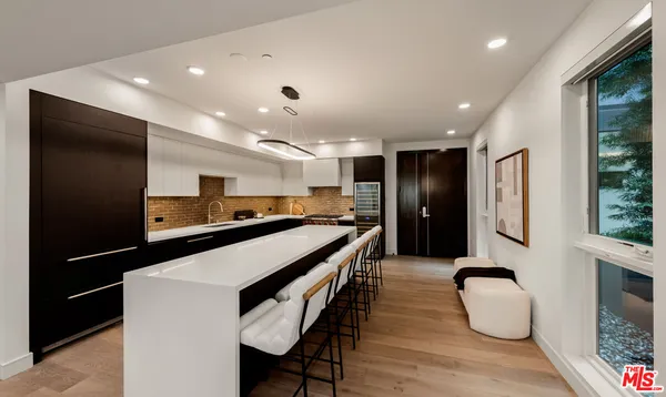 $2,250,000 | 505 South Barrington Avenue, Unit 208, Los Angeles, CA 90049
