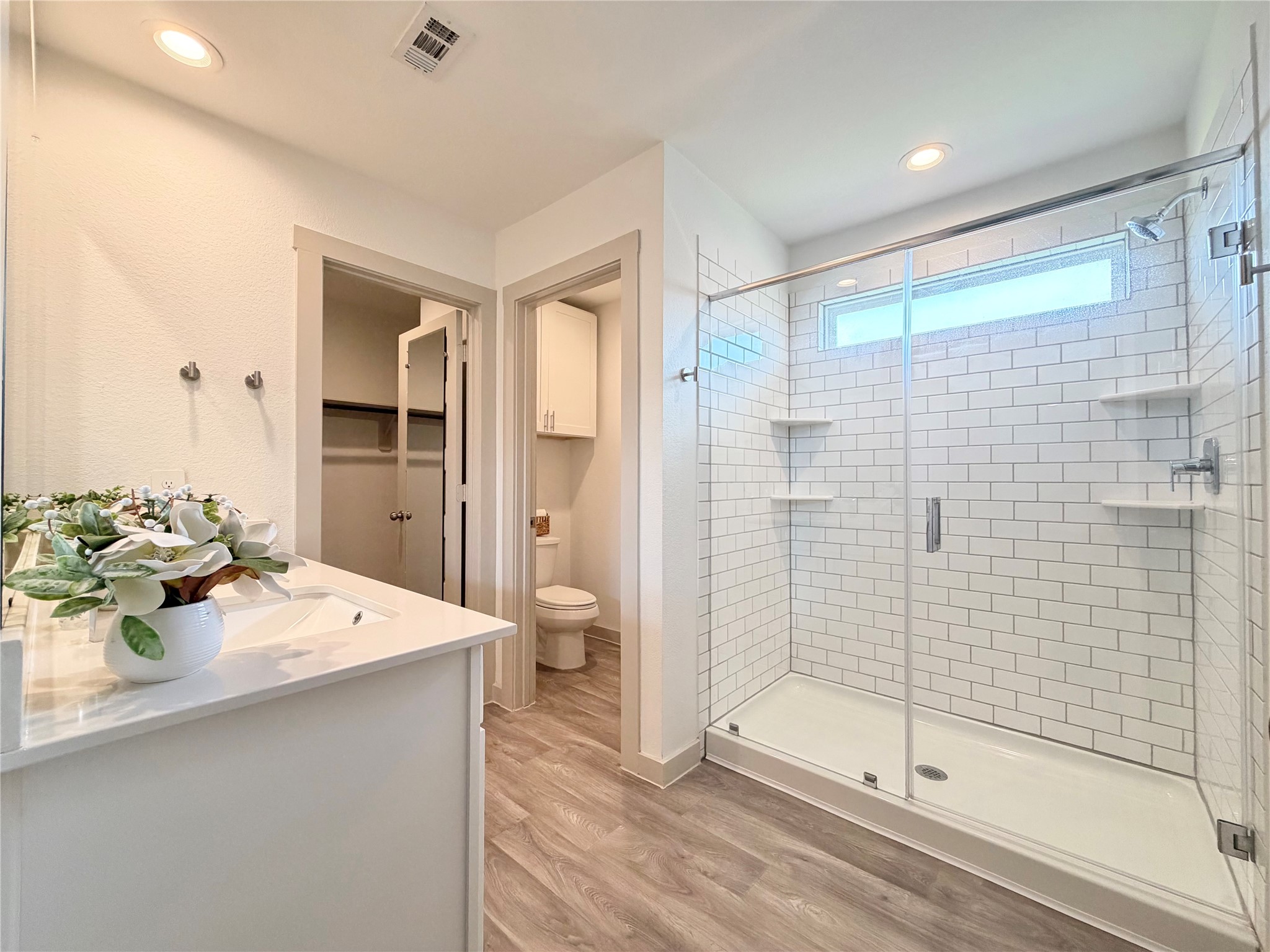 41 Desert Spring Lane Manvel, TX 77578 - Photo 8 of 18 Modern and functional primary bath.