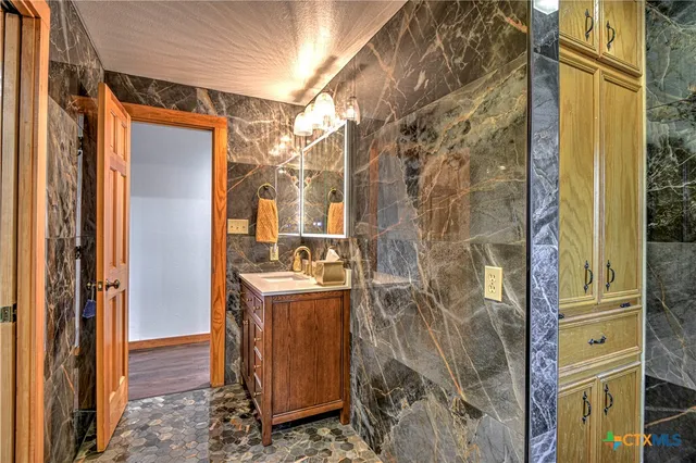 a view of walk in closet and bathroom