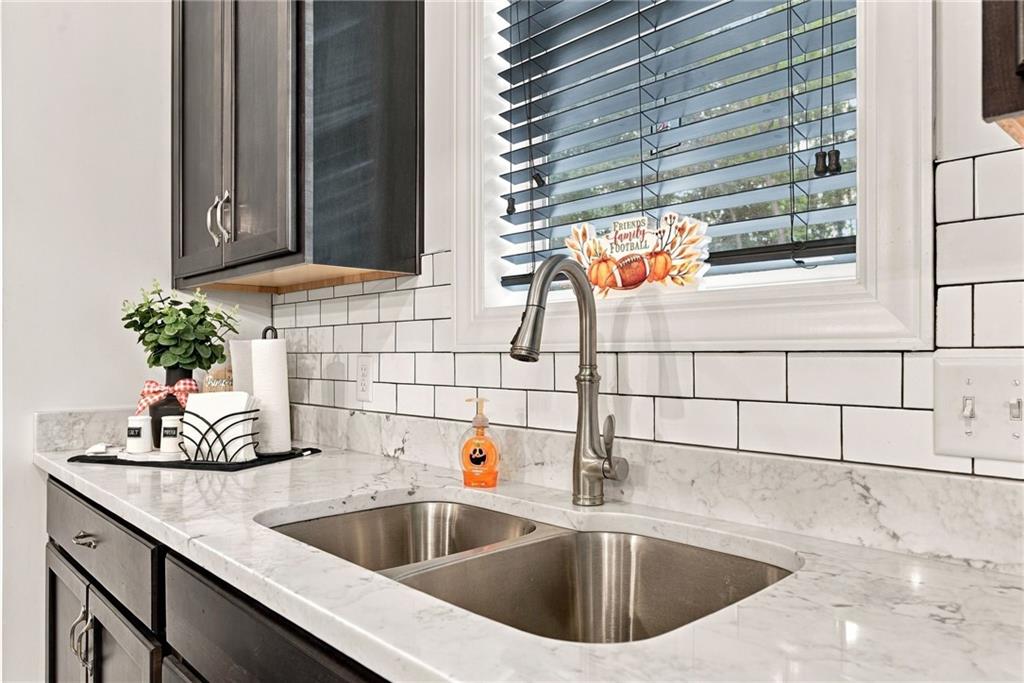 1064 Lux Road Jeannette, PA 15644 - Photo 8 of 43 Subway tile backsplash