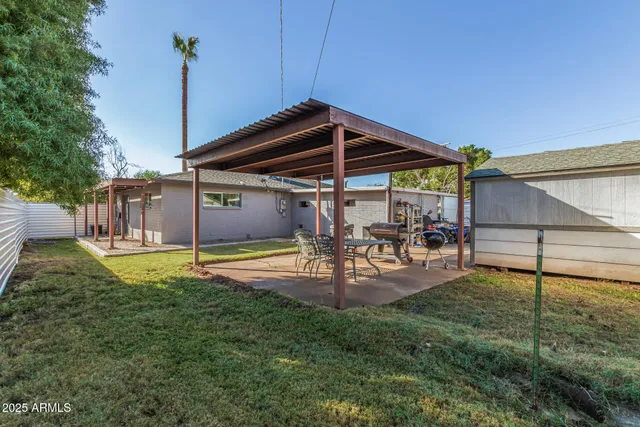 a view of a house with backyard and porch