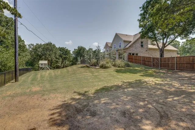 a view of a yard with a house