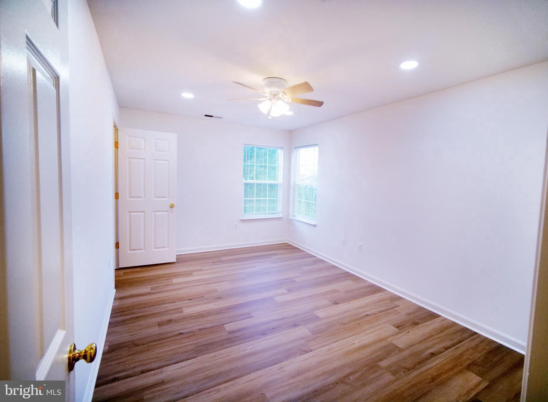 20203 Hopi Drive Ashburn, VA 20147 - Photo 7 of 20 Bright bedroom w/ corner windows