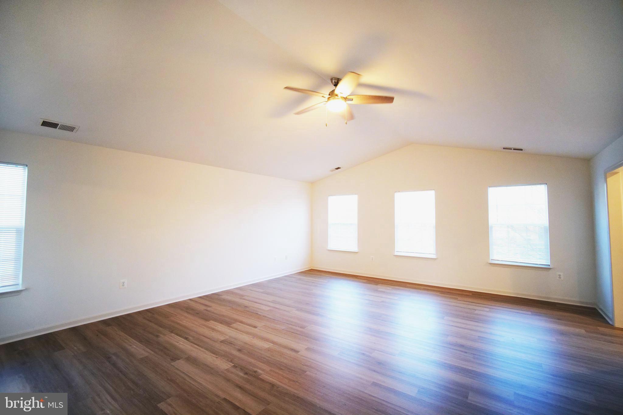 20203 Hopi Drive Ashburn, VA 20147 - Photo 10 of 20 Primary suite w/ vaulted ceiling & fan
