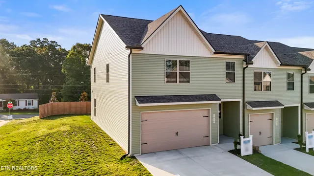 $385,000 | 1805 Bennett Vlg Drive, Maryville, TN 37804