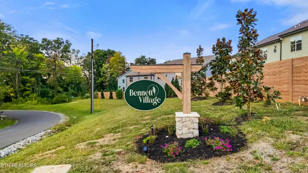 $385,000 | 1805 Bennett Vlg Drive, Maryville, TN 37804