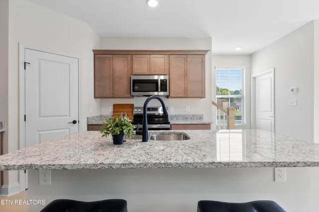 $385,000 | 1805 Bennett Vlg Drive, Maryville, TN 37804