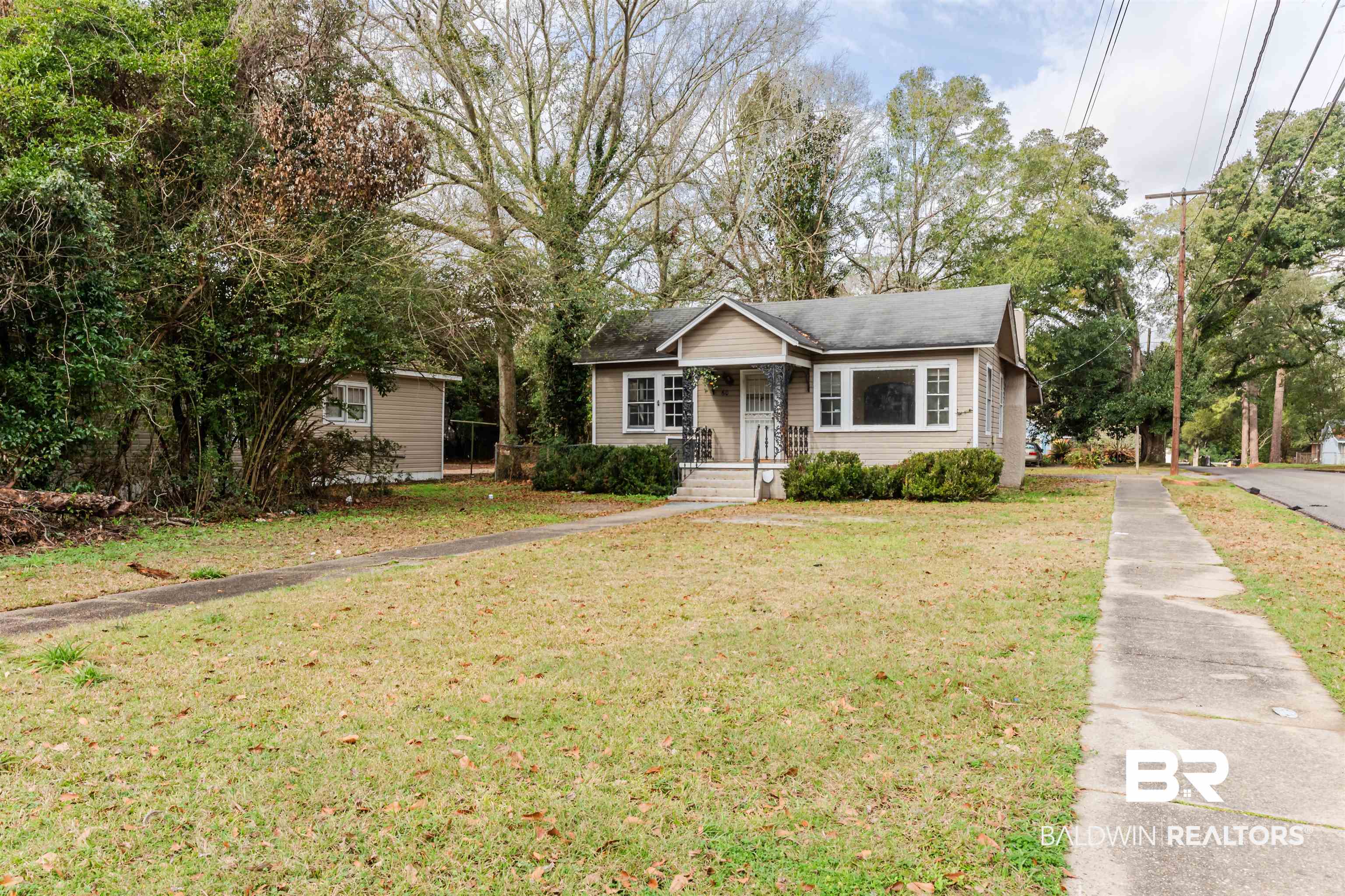 600 Mohawk Street Mobile, AL 36606 - Photo 3 of 20 Bungalow featuring a front lawn