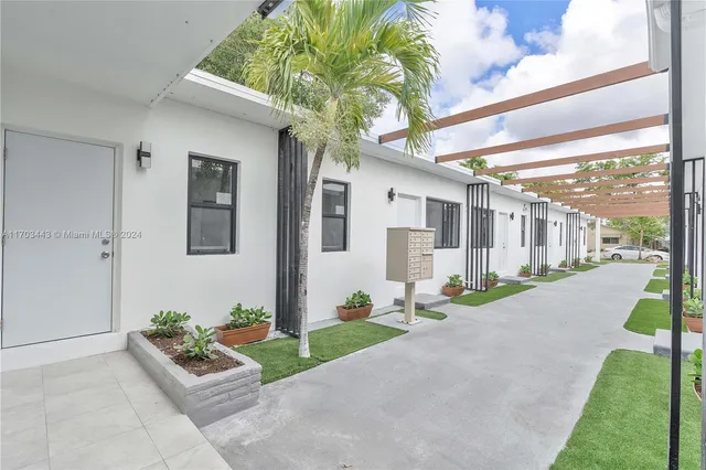 $1,895 | 1946 Pierce Street, Unit 1, Hollywood, FL 33020