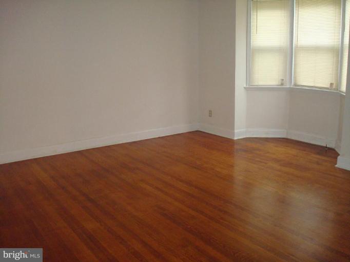 1536 Roundhill Road Baltimore, MD 21218 - Photo 3 of 26 Living Room
