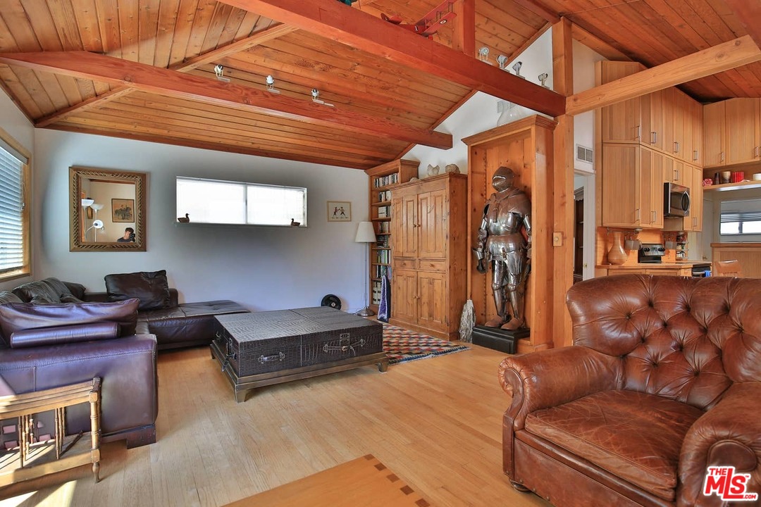 48 Dudley Avenue Venice, CA 90291 - Photo 12 of 16 a living room with furniture