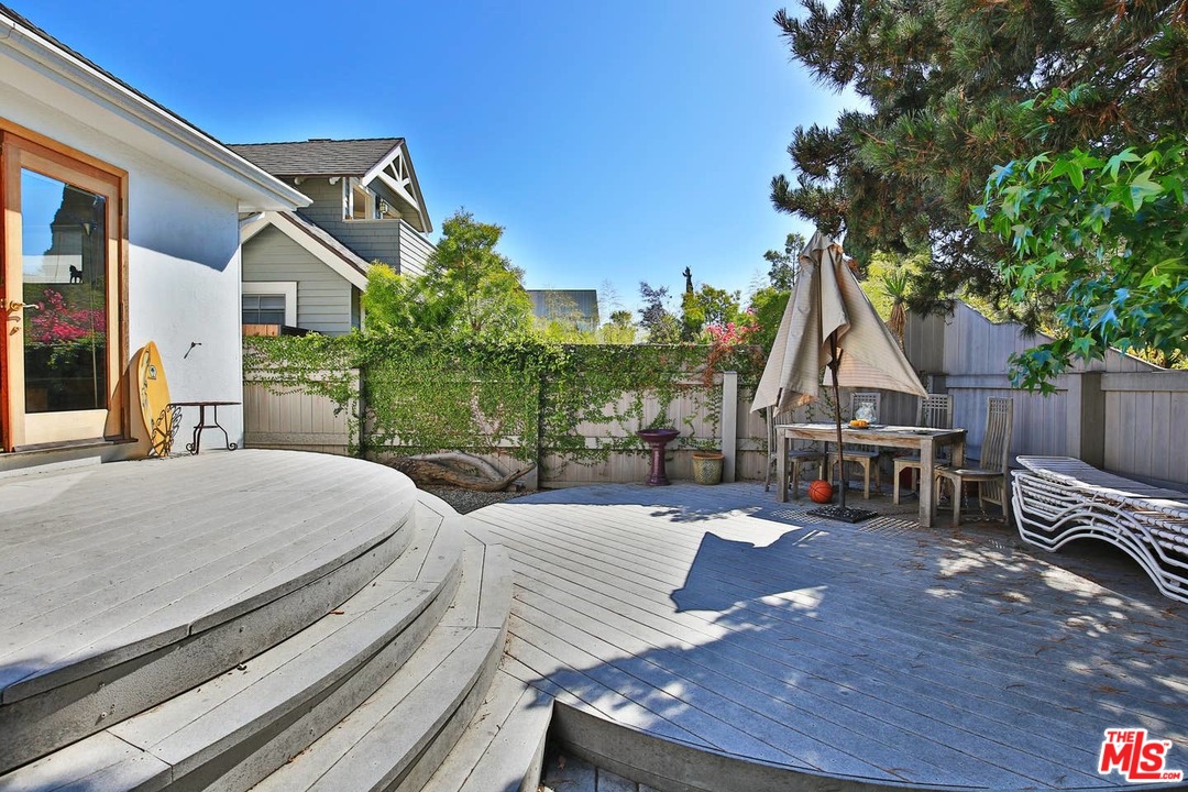 48 Dudley Avenue Venice, CA 90291 - Photo 15 of 16 a house view with a garden space