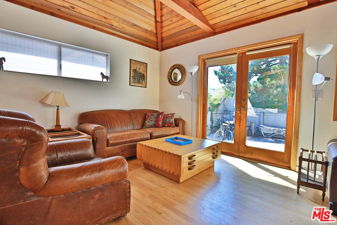 48 Dudley Avenue Venice, CA 90291 - Photo 9 of 16 a living room with furniture and a window