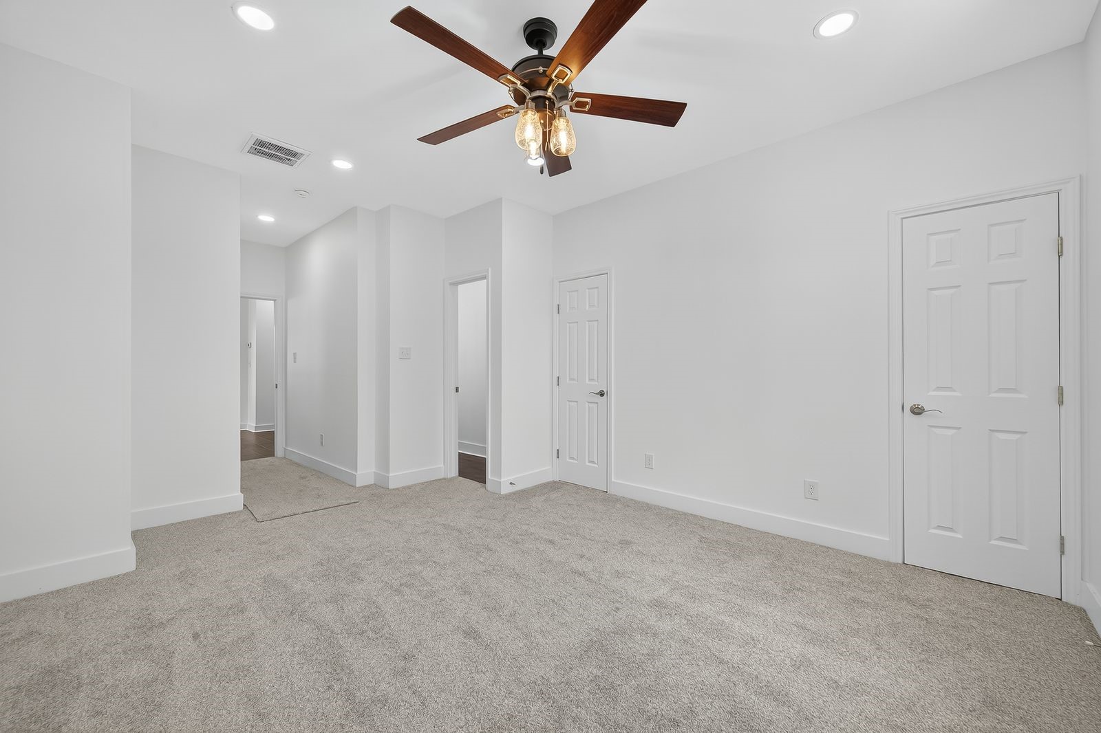 714 Zoe Street Houston, TX 77020 - Photo 19 of 34 an empty room with closet and a ceiling fan