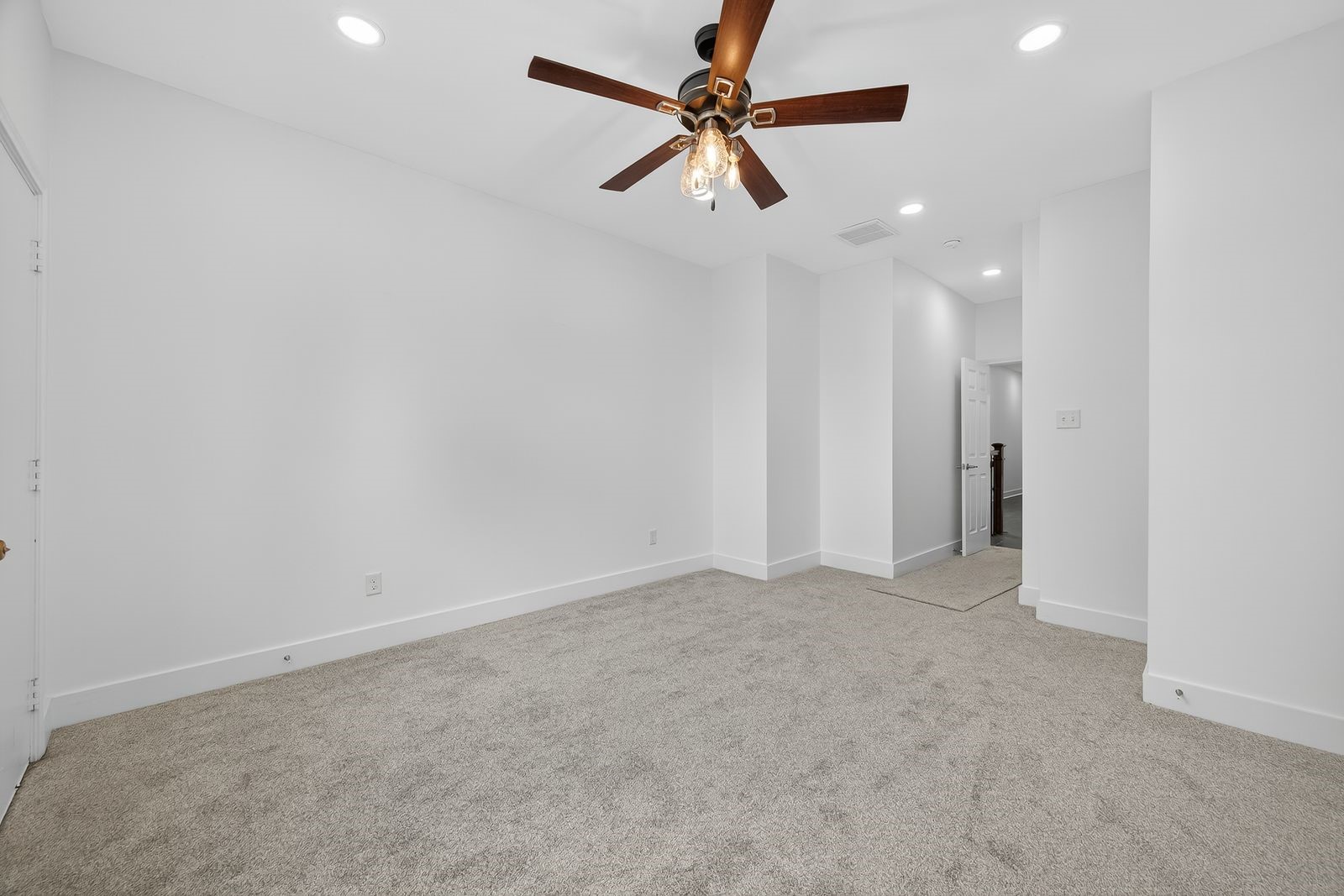 714 Zoe Street Houston, TX 77020 - Photo 22 of 34 an empty room with fan