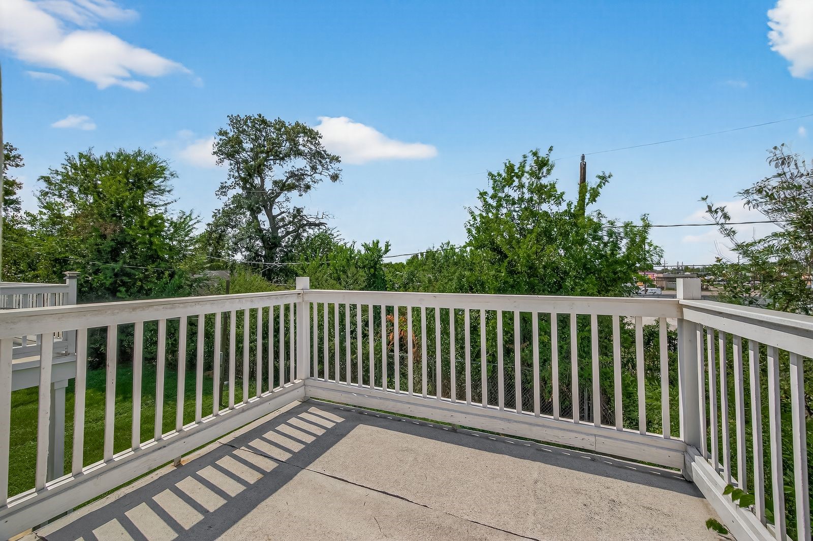 714 Zoe Street Houston, TX 77020 - Photo 27 of 34 a balcony with wooden floor and fence