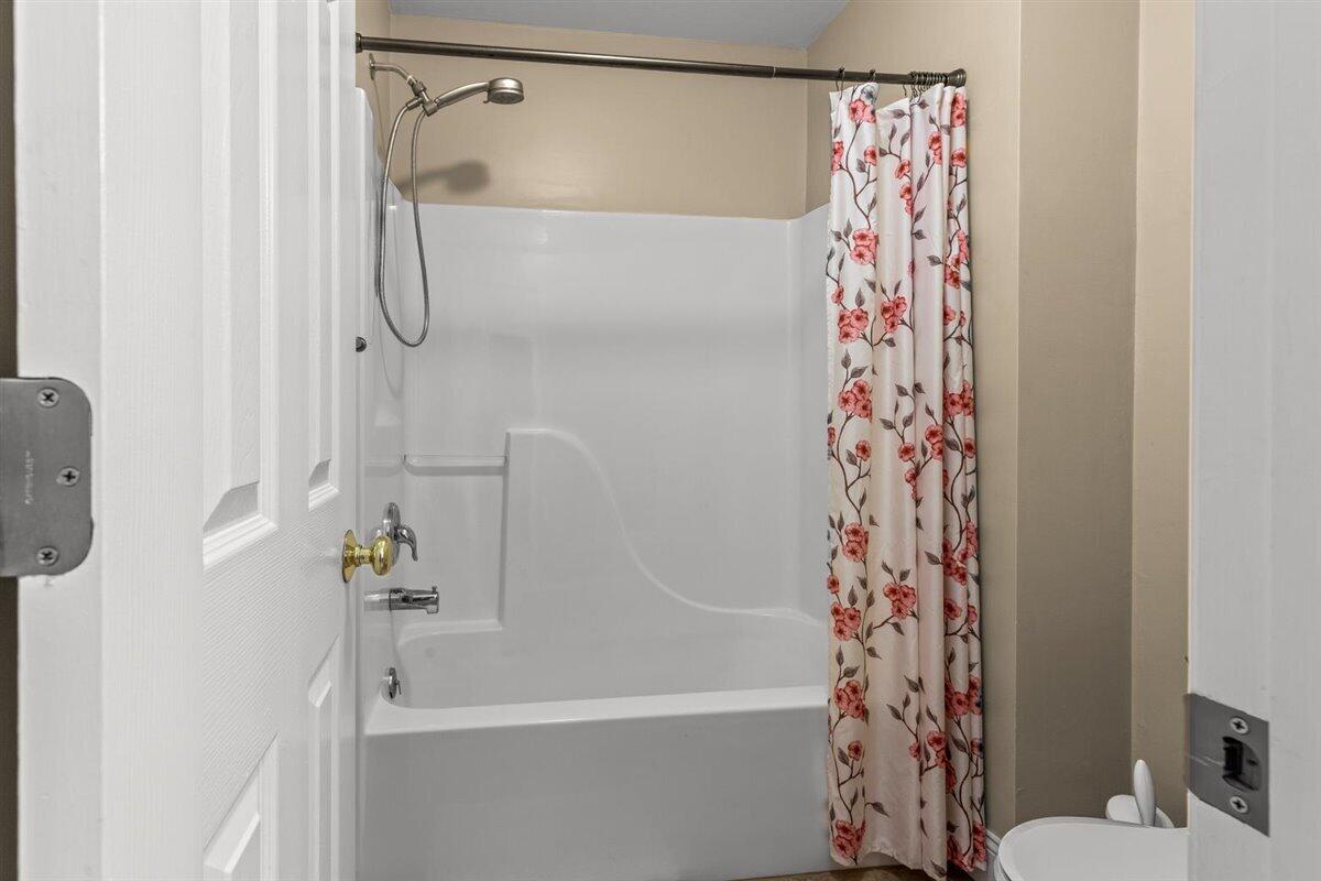 105 Sowder Farm Road Troutville, VA 24175 - Photo 33 of 57 Upstairs Full Bath