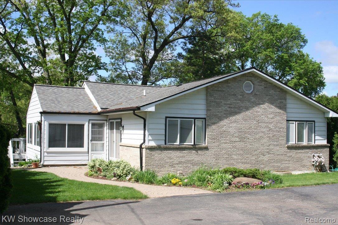 1977 Ridge Road White Lake, MI 48383 - Photo 6 of 14 REAR VIEW