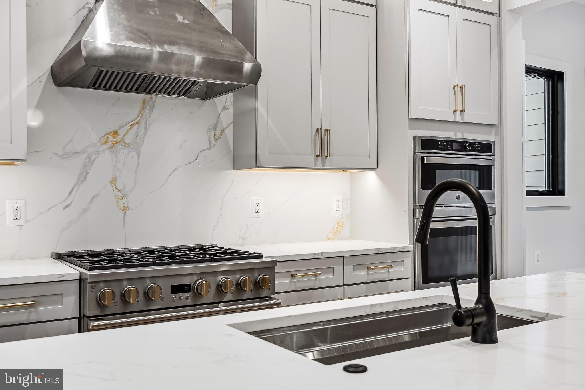 604 Tapawingo Road Southwest Vienna, VA 22180 - Photo 8 of 60