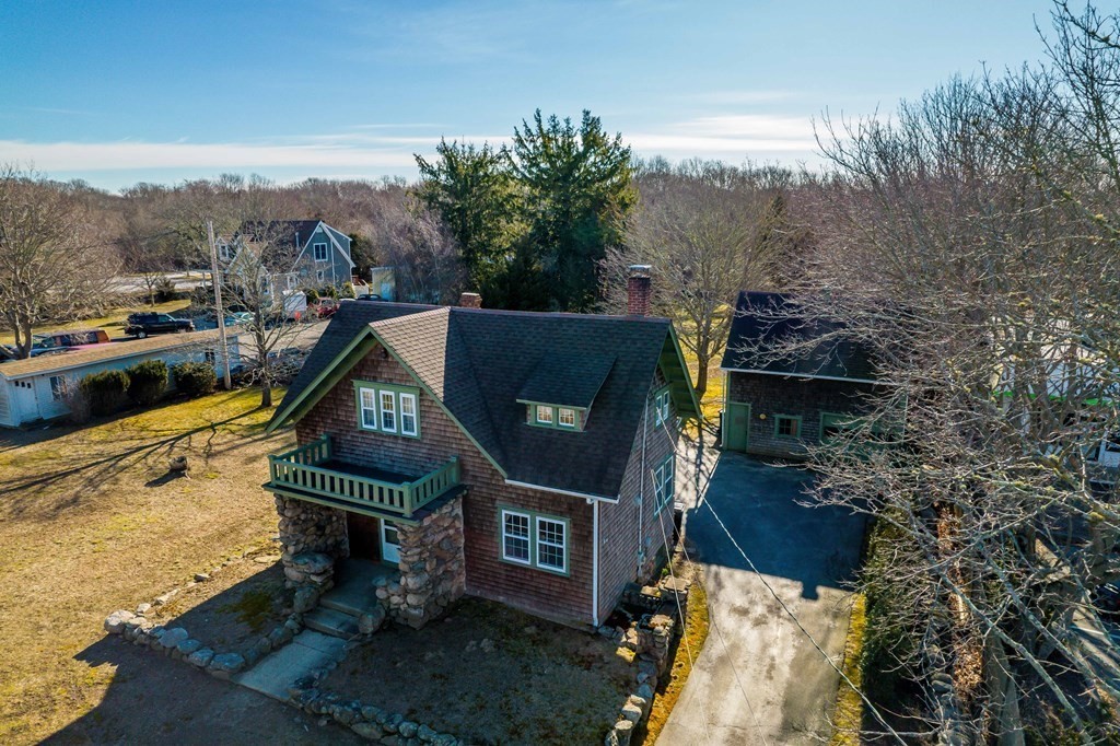 236 Russells Mills Road Dartmouth, MA 02748 - Photo 4 of 30 a picture of a city