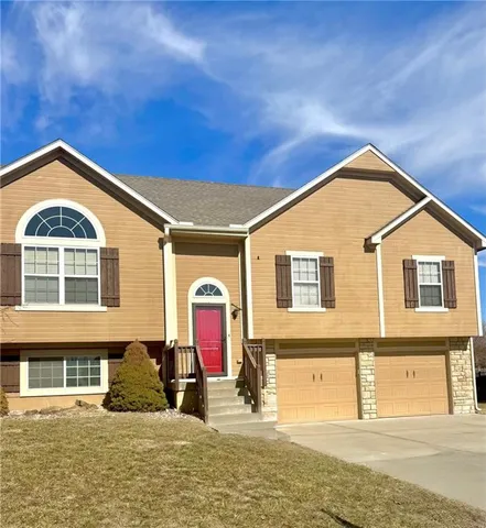 $387,000 | 2000 Parkview Drive, Raymore, MO 64083