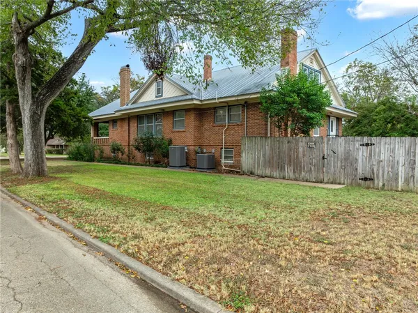 $515,000 | 501 Adams Avenue, McGregor, TX 76657
