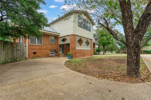 $515,000 | 501 Adams Avenue, McGregor, TX 76657