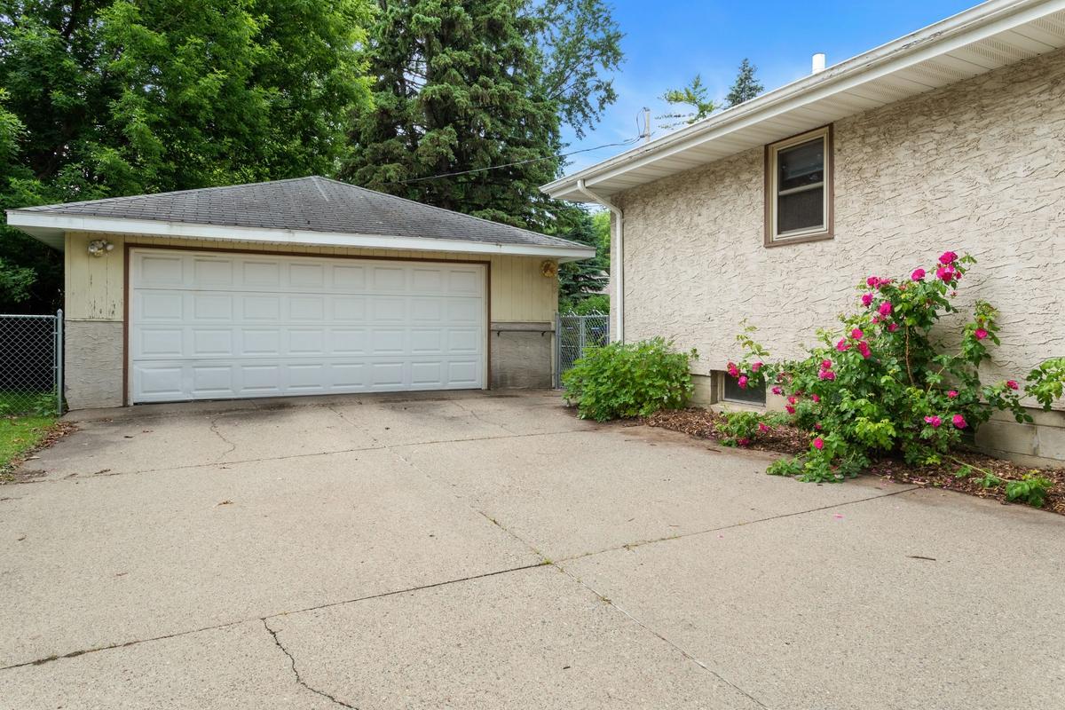 1292 County B Road West Roseville, MN 55113 - Photo 2 of 25