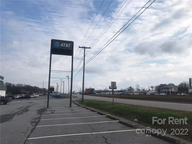a view of a parking area