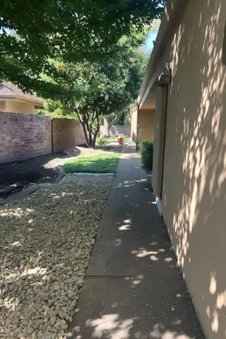 a view of a back yard