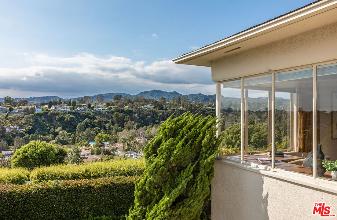 540 Adelaide Drive Santa Monica, CA 90402 - Photo 31 of 45 a view of a garden