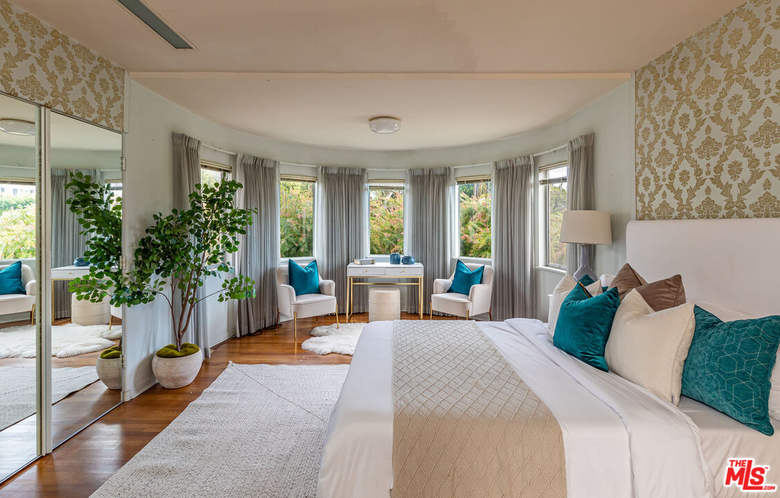 540 Adelaide Drive Santa Monica, CA 90402 - Photo 33 of 45 a bedroom with a large bed and a potted plant