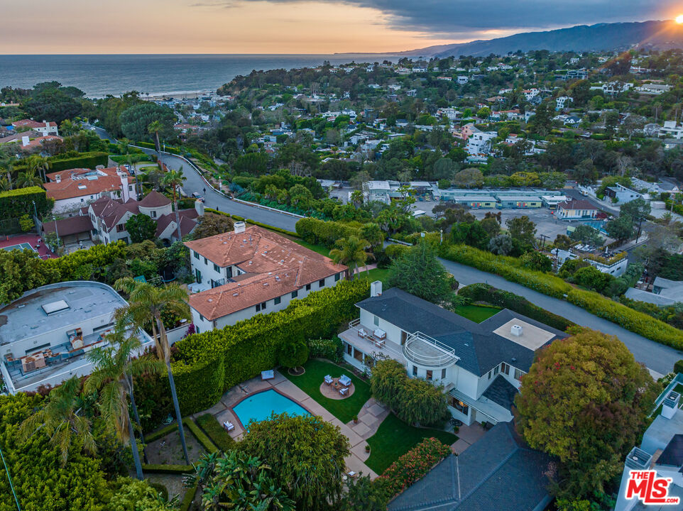 540 Adelaide Drive Santa Monica, CA 90402 - Photo 44 of 45 an aerial view of multiple house