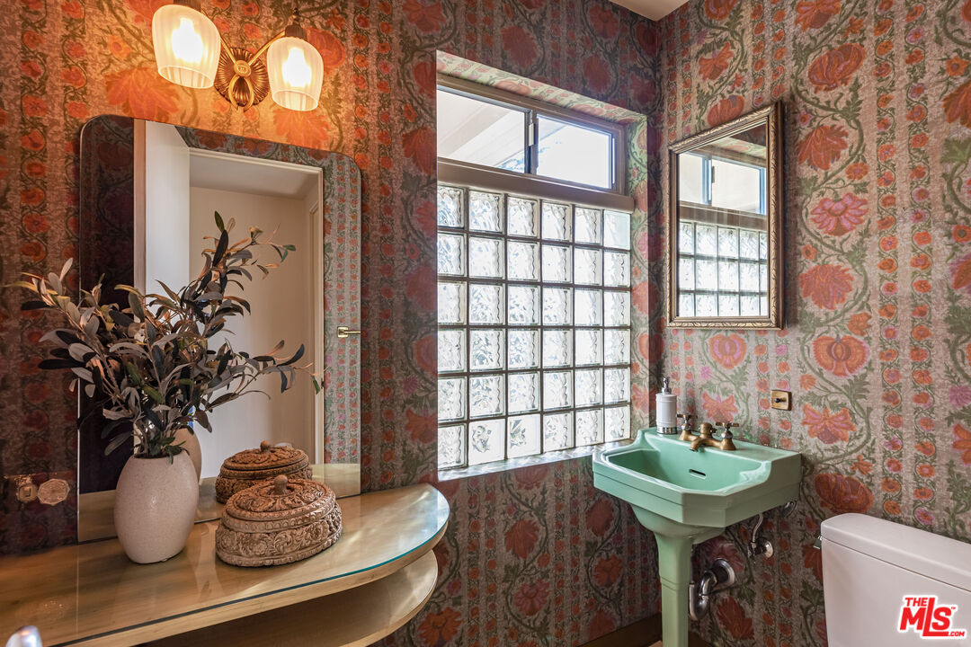 540 Adelaide Drive Santa Monica, CA 90402 - Photo 6 of 45 a living room with furniture and a potted plant