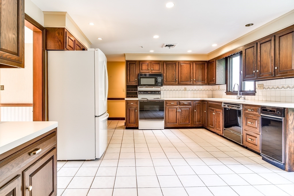 54 Yorkshire Road Dover, MA 02030 - Photo 8 of 26