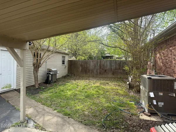 a view of a backyard