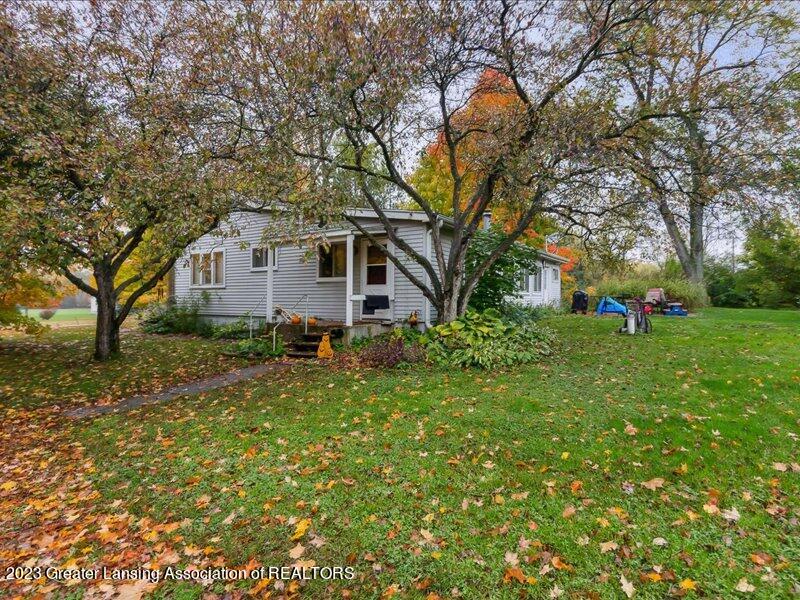 2117 South Waverly Road Eaton Rapids, MI 48827 - Photo 32 of 37 32-2117-S-Waverly-Rd-WindowStill-25