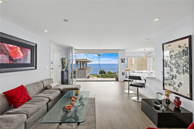 $1,990,000 | 520 Cliff Drive, Unit 304, Laguna Beach, CA 92651