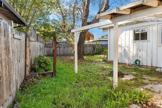 a view of a back yard