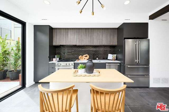 $1,995,000 | 748 Brooks Avenue, Venice, CA 90291