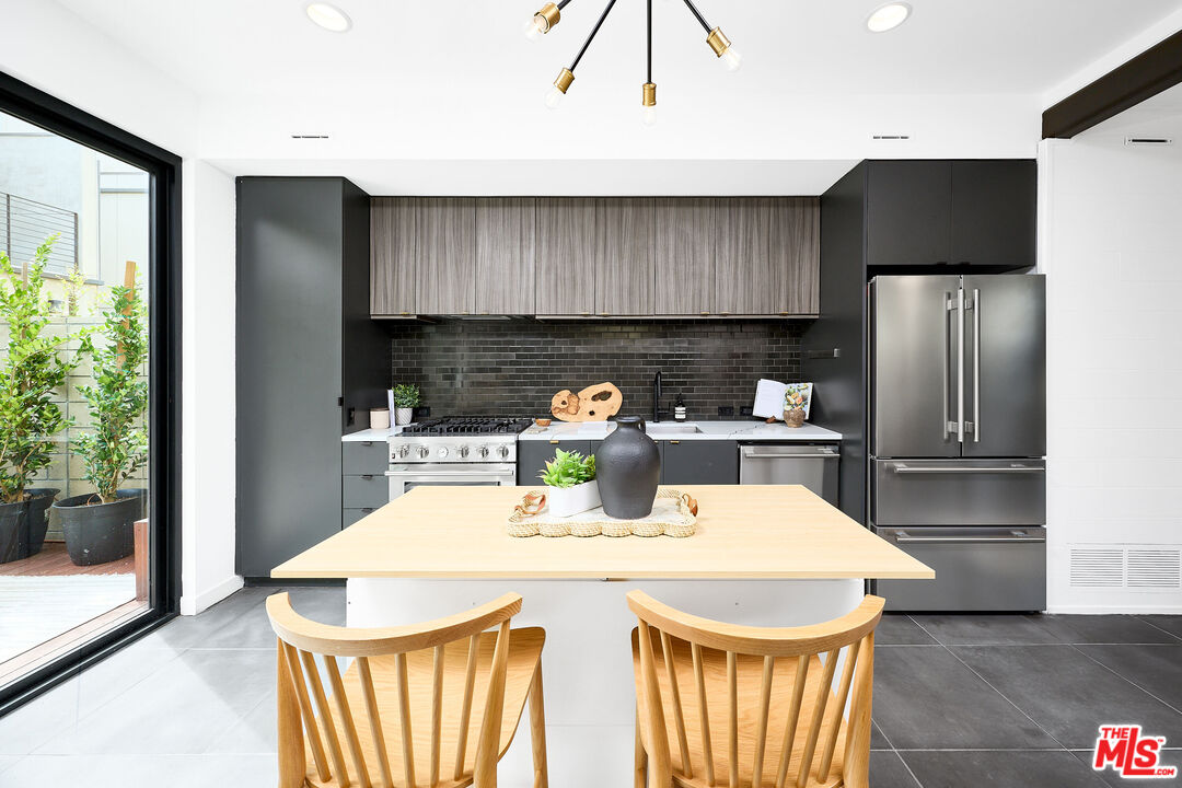 748 Brooks Avenue Venice, CA 90291 - Photo 11 of 38