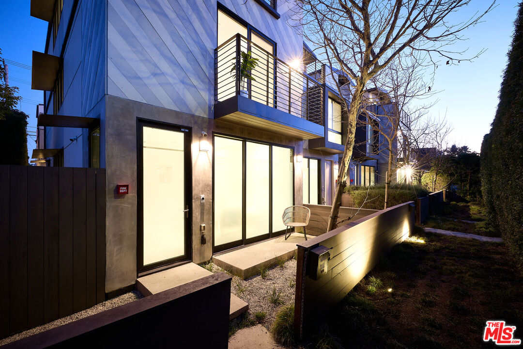 748 Brooks Avenue Venice, CA 90291 - Photo 3 of 38