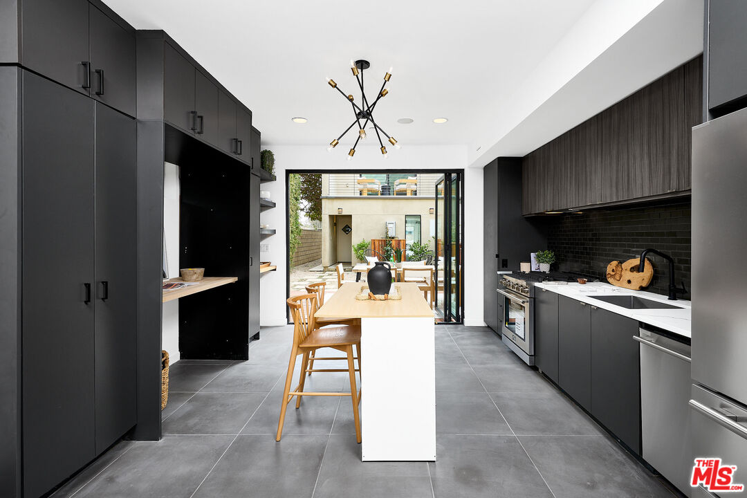 748 Brooks Avenue Venice, CA 90291 - Photo 9 of 38