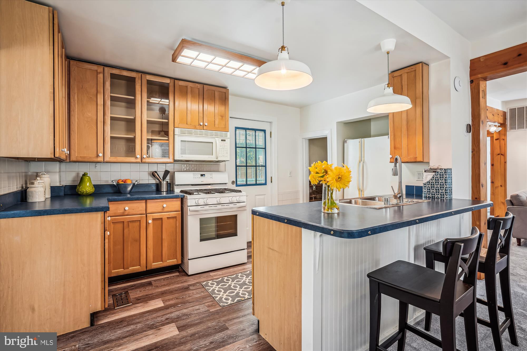 626 Ritchie Avenue Silver Spring, MD 20910 - Photo 10 of 50 Pendant and LED lighting