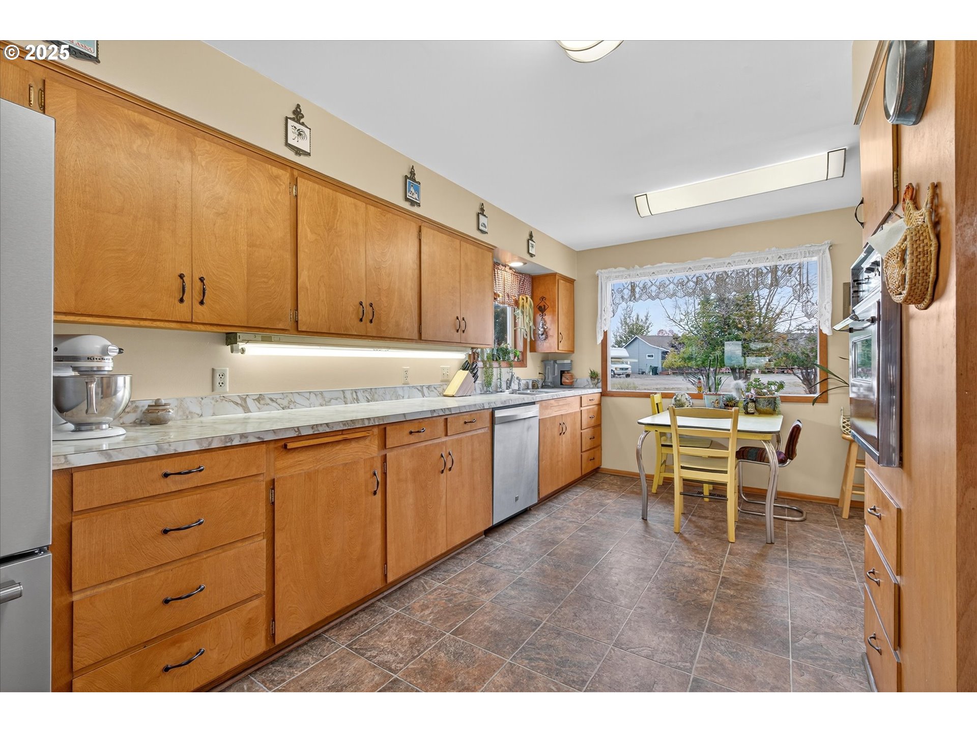 1025 17th Street Baker City, OR 97814 - Photo 21 of 48 a open kitchen with granite countertop a sink dishwasher a dining table and chairs with wooden floor