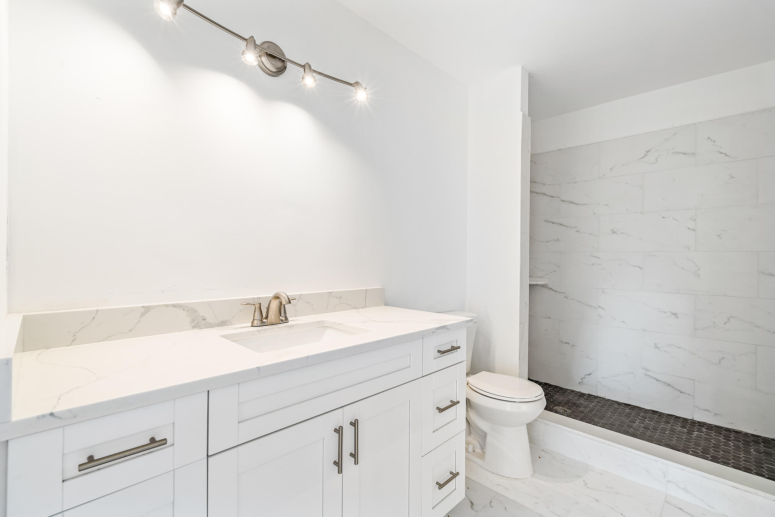 4424 Steven Rd Lake Lake Worth, FL 33461 - Photo 12 of 15 Bathroom 1