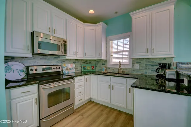 $925,000 | 215 Summer Winds Place, Surf City, NC 28445