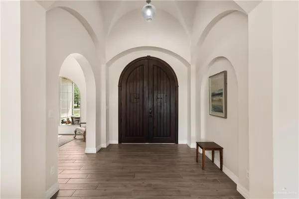 a view of livingroom with furniture and entryway